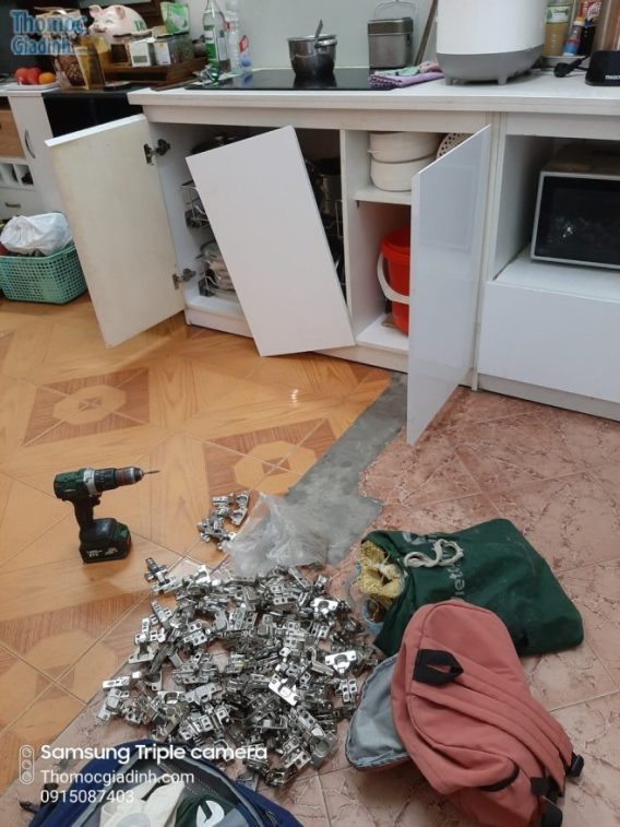 Sơn sửa thay mới bản lề tủ bếp