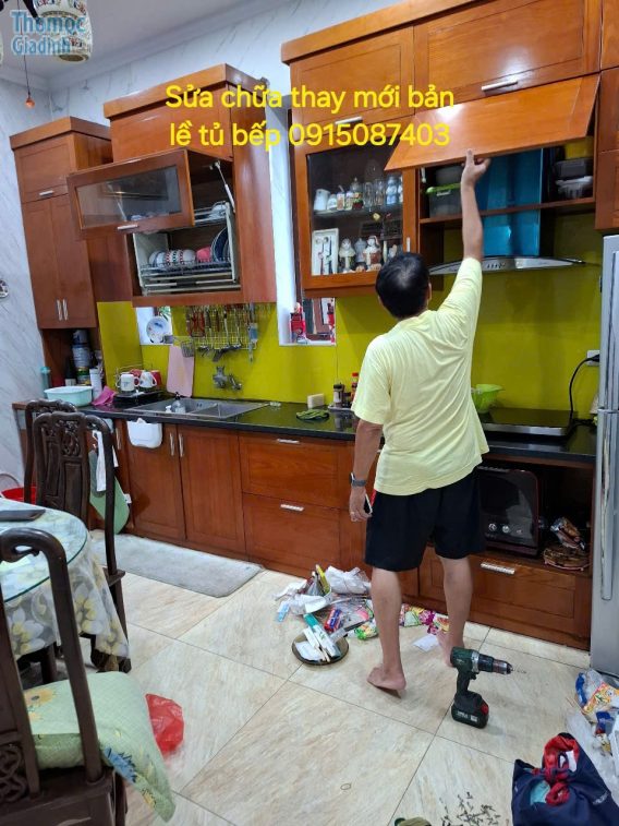 Thay phụ kiện bản lề tủ bếp