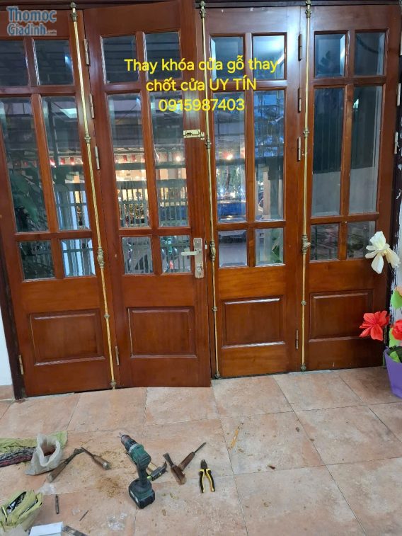 Thay mới khóa cửa gỗ tại nhà