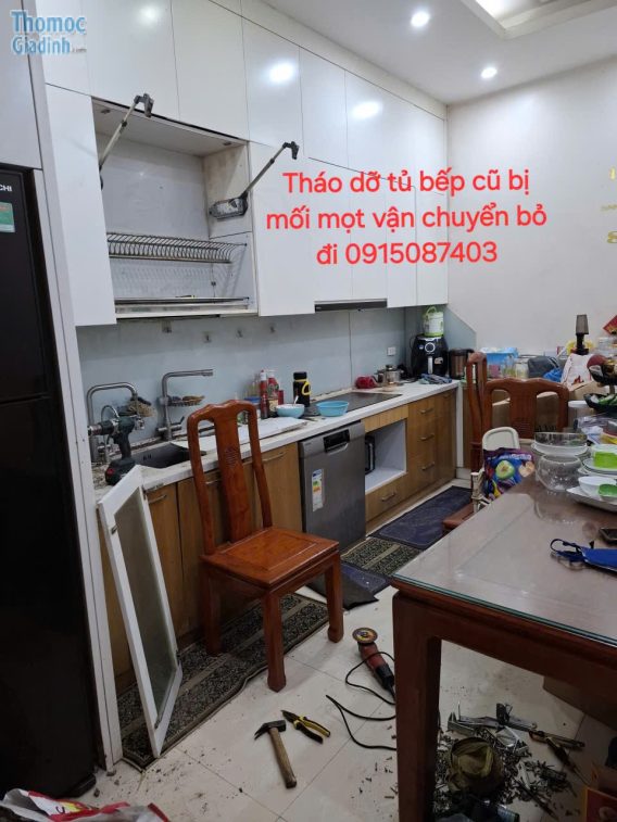 Tháo dỡ tủ bếp cũ bị mối mọt chở bỏ đi